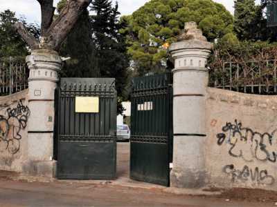 Proseguiamo e a sinistra, al civico 19, un grande cancello verde si impone al nostro sguardo. � fiancheggiato da due torrini che gli fanno da cardini: siamo davanti all�Istituto educativo assistenziale �Madre Arcucci�, dove trovano ospitalit� bambini e ragazzi con vissuti difficili